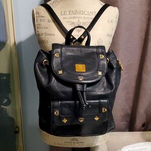 Vintage Leather Gold Studded Backpack 🖤💛🖤🤎